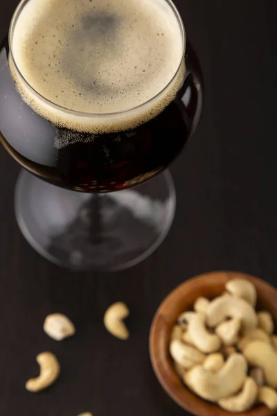 Vista Alto Ângulo Uma Tigela Caju Vidro Cerveja Escura Fria — Fotografia de Stock