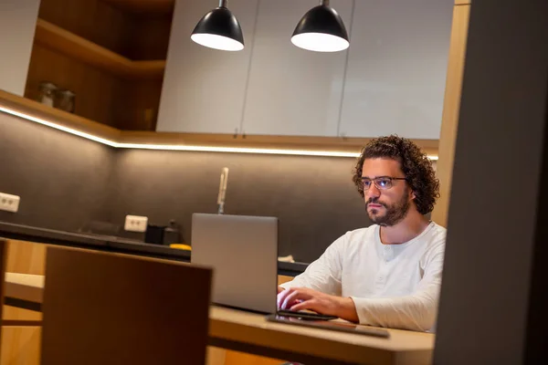 Hombre Sentado Mesa Cocina Usando Pijamas Trabajando Horas Extras Usando — Foto de Stock