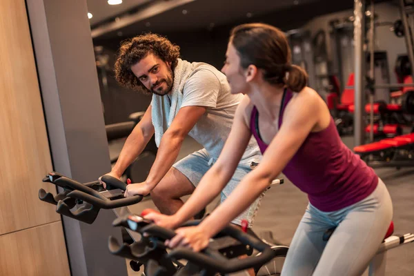 Casal Jovem Trabalhando Centro Fitness Pedalando Máquinas Bicicleta Fazendo Treinamento — Fotografia de Stock