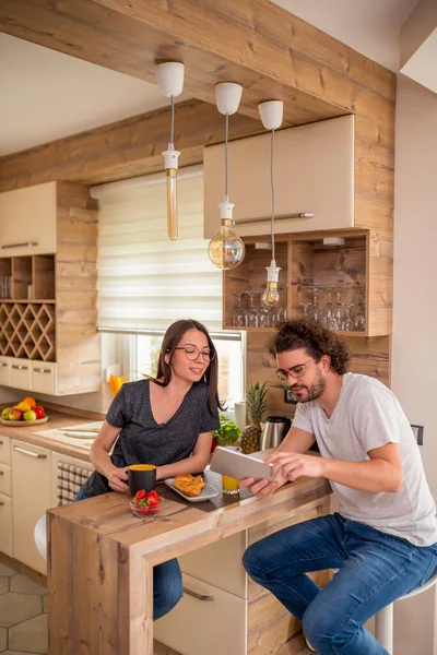 Bella Giovane Coppia Innamorata Rilassarsi Casa Mattino Facendo Colazione Leggendo — Foto Stock