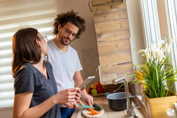 Coppia Divertirsi Cucina Durante Preparazione Pasto Insieme Uomo Tagliare Verdure — Foto Stock