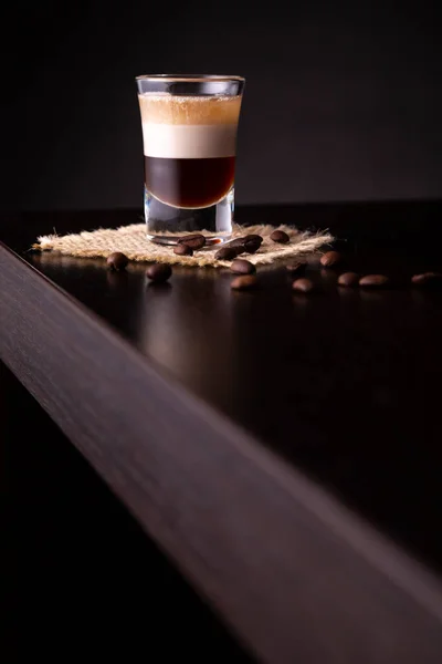 Gelaagde Cocktail Shot Geplaatst Een Bar Teller Met Kopieerruimte — Stockfoto