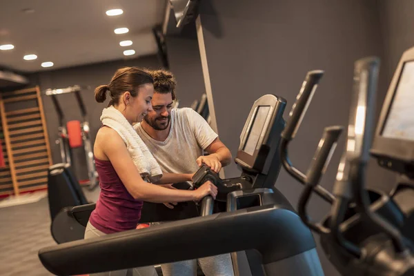 Jovem Mulher Apto Trabalhar Centro Fitness Com Ajuda Orientação Personal — Fotografia de Stock