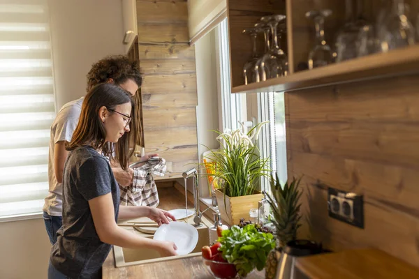 Jong Stel Verliefd Doen Afwas Drogen Samen Lunch Vrouw Wassen — Stockfoto