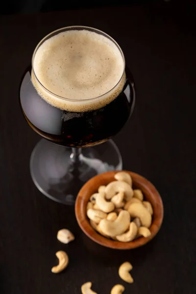 Vista Ángulo Alto Tazón Anacardos Vaso Cerveza Fría Oscura Mostrador — Foto de Stock