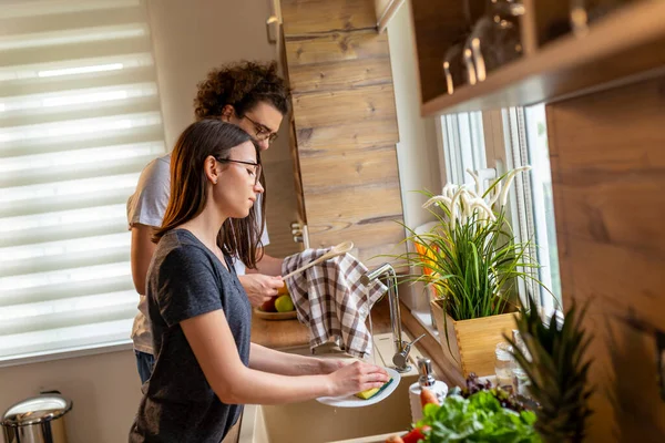 Bella Giovane Coppia Innamorata Lavare Asciugare Insieme Dopo Pranzo Coppia — Foto Stock