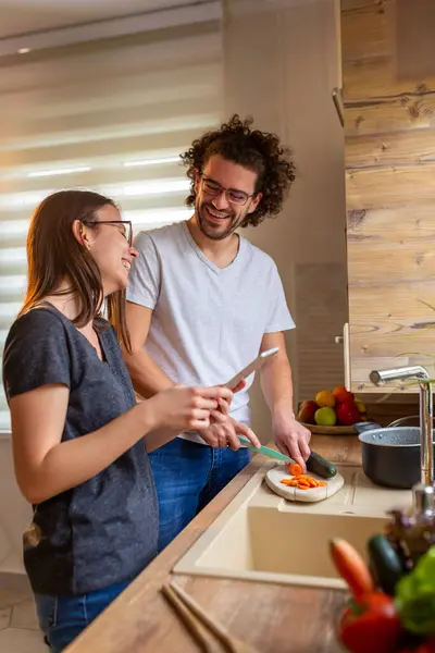Casal Divertindo Cozinha Enquanto Prepara Uma Refeição Juntos Homem Cortando — Fotografia de Stock