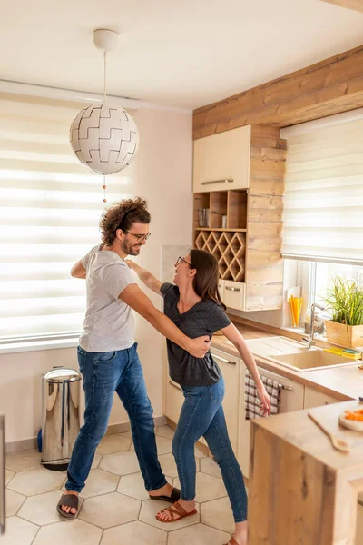 朝の自宅でリラックスしながら楽しむ愛の美しい若いカップル キッチンで踊る — ストック写真