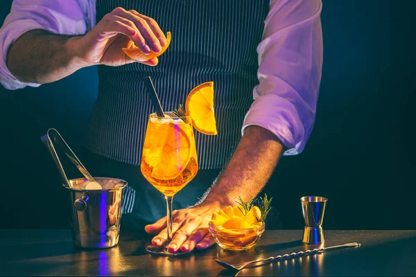 Bartender Finishing Aperol Spritz Cocktail Sprinkling Cocktail Wineglass Fresh Orange — Stock Photo, Image