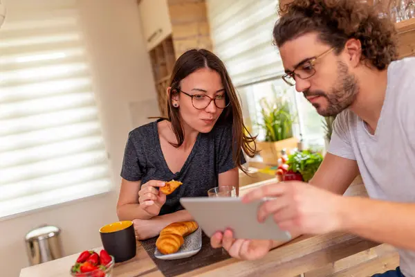Verliebtes Paar Frühstückt Und Liest Nachrichten Mit Einem Tablet Computer — Stockfoto