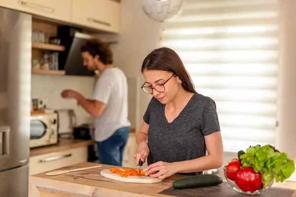 Bella Giovane Coppia Innamorata Divertirsi Mentre Cucinano Insieme Donna Che — Foto Stock