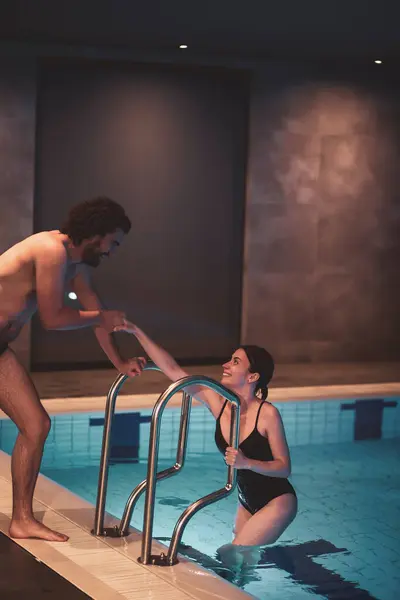 Beau Jeune Couple Amoureux Profitant Leurs Vacances Relaxant Dans Piscine — Photo