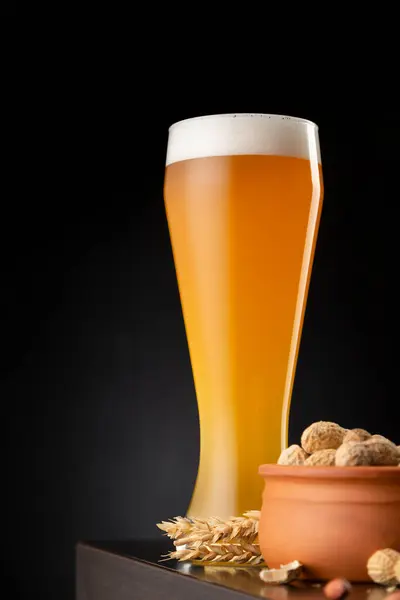 Ein Glas Kaltes Ungefiltertes Weizenbier Und Eine Schale Ungeschälter Erdnüsse — Stockfoto