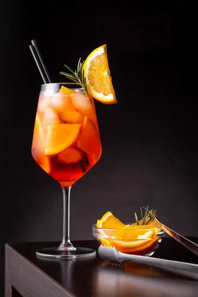 Aperol Spritz Cocktail Geserveerd Een Wijnglas Versierd Met Plak Sinaasappel — Stockfoto