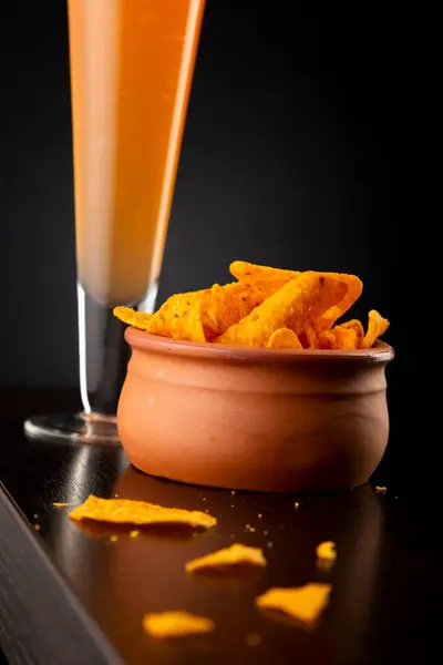 Detail Bowl Tortilla Chips Glass Cold Grapefruit Beer Bar Counter — Stock Photo, Image