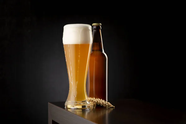 Sklenice Studeného Nefiltrovaného Pšeničného Piva Pivní Láhev Barovém Pultu Kopírovacím — Stock fotografie