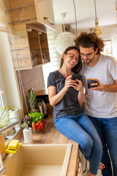 Schönes Junges Verliebtes Paar Genießt Morgens Die Freizeit Trinkt Kaffee — Stockfoto