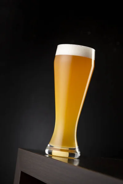 Nízký Úhel Pohledu Studené Světlé Pivo Pivní Sklenici Umístěné Barovém — Stock fotografie