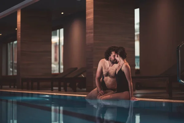 Beau Jeune Couple Amoureux Profitant Leurs Vacances Détendre Bord Piscine — Photo