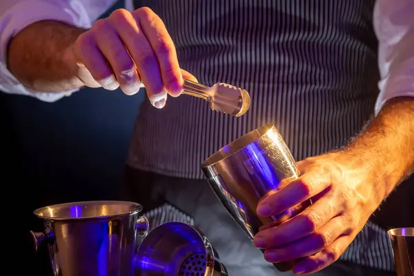 Bartender Making Cocktail Adding Ice Cubes Cocktail Shaker — Stock Photo, Image