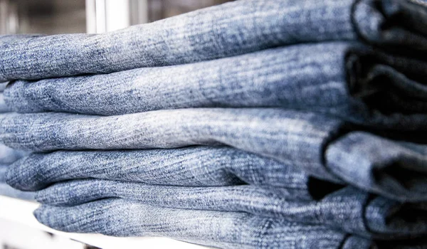 Denim pantolon yığını