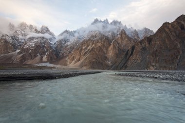 Pakistan 'ın kuzeyindeki Gilgit Baltistan, Karakoram sıradağlarındaki Passu Katedrali ya da Passu Katedrali