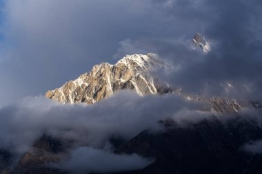 Karakoram dağlarının zirvesinde gün batımı Hunza 'nın bakış açısından, Gilgit Baltistan, Kuzey Pakistan