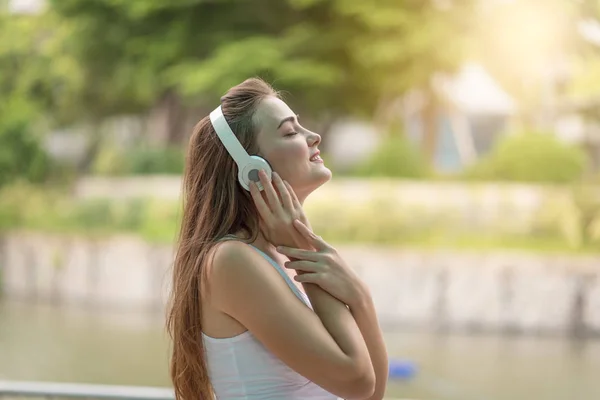 Genç Kadın Portresi Zevk Kulaklık Ile Müzik Dinlemek Mutlu Rahatlatıcı — Stok fotoğraf