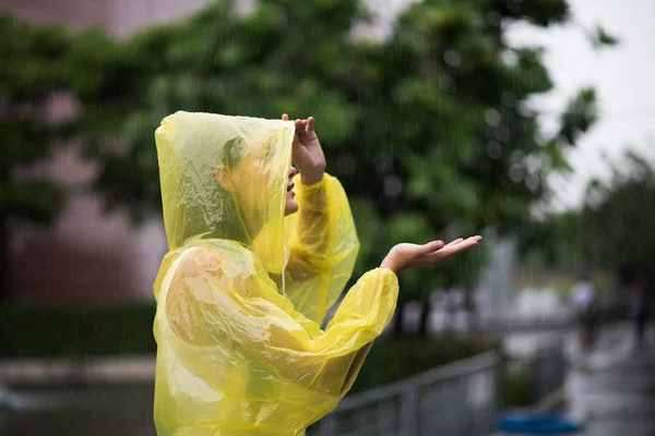 Portret Kobiety Żółtym Płaszczu Przeciwdeszczowym Podczas Pory Deszczowej — Zdjęcie stockowe