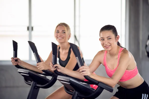 Retrato Mulheres Jovens Exercitando Máquinas Cardio Ginásio — Fotografia de Stock