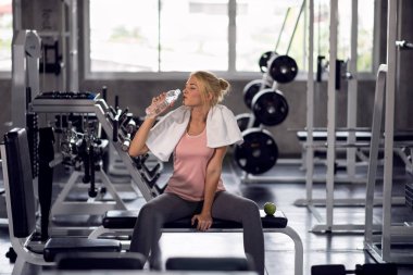 Spor salonunda egzersiz mutlu kadın portresi