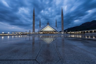 Alacakaranlıkta, Modern İslam mimarisi Pakistan Islamabad başkentinde Şah Faysal Camii (mescit)