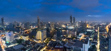 Şehir merkezinde alacakaranlık sırasında Tayland başkenti şehir Bangkok Chao Phraya nehrin doğal görünümü kavisli.