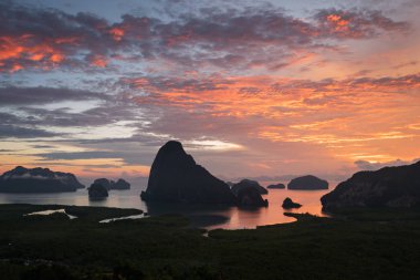 Samet Nangshe 'den Phang Nga Körfezi' nin görüntüsü gün doğumunda, güney Tayland 'da.