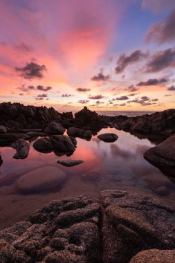 Sahilde güzel bir gün batımı, pilai plajı, phang nga, Tayland 'ın güneyi.