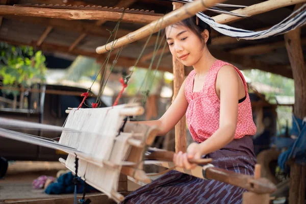 Mujeres Jóvenes Asia Tejiendo Con Tradicional Máquina Tejer Tailandesa —  Fotos de Stock