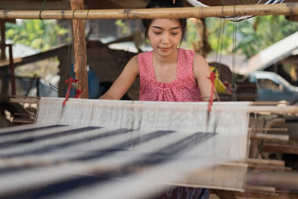 Mujeres Jóvenes Asia Tejiendo Con Tradicional Máquina Tejer Tailandesa —  Fotos de Stock