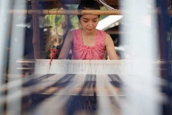 Jonge Aziatische Vrouwen Weven Met Traditionele Thaise Weefmachine — Stockfoto