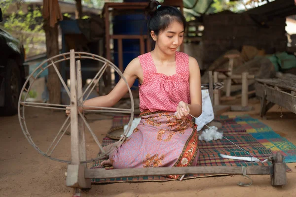 Genç Asyalı Kadın Pamuk Ipliğini Elleriyle Örüyor — Stok fotoğraf