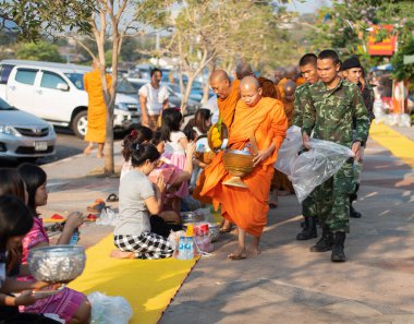 Ubon Ratchathani, Tayland - 19 Şubat 2019: Budizm teklif gıda Chong Mek Göçmenlik Contro önünde sokakta rahipler dünyaca Bucha gün 19 Şubat 2019, Chong Mek bölge, Ubon Ratchathani, Thailand.