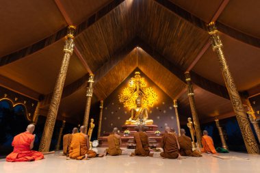 Ubon Ratchathani, Tayland - 18 Şubat 2019: Budist keşişlerin grup ilahiyi dünyaca Bucha günden önceki gece Wat Phu prao veya Sirindhorn Wararam Phu Prao Tapınağı olan veya üzerinde 18 Şubat 2019, kızdırma Tapınağı Sirindhorn bölge, Ubon Ratchathani denilen,