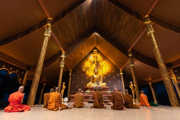 Ubon Ratchathani Thailand Fevereiro 2019 Grupo Monges Budistas Cantam Noite — Fotografia de Stock