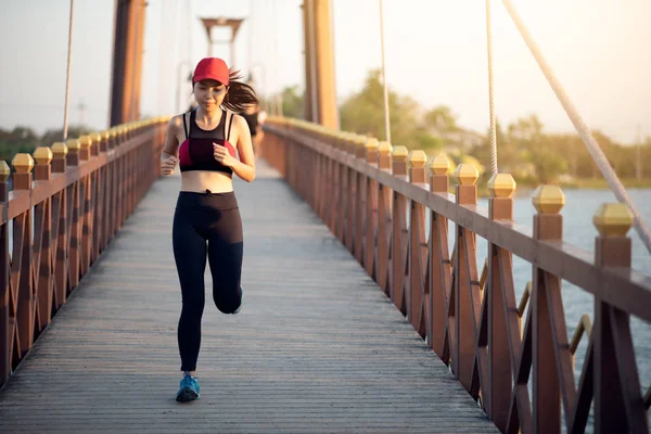 Ung Asiatisk Kvinna Löpare Kör Bron Morgon Hälsosam Livsstil Och — Stockfoto
