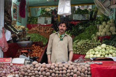 Besham, Pakistan - 15 Nisan 2018: frui satış kimliği belirsiz adam
