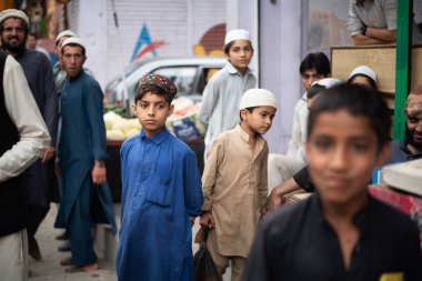 Besham, Pakistan - 15 Nisan 2018: Tanımlanamayan çocuk Standin