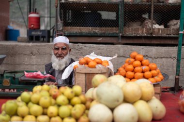 Besham, Pakistan - 15 Nisan 2018: Tanımlanamayan ihtiyar satış 