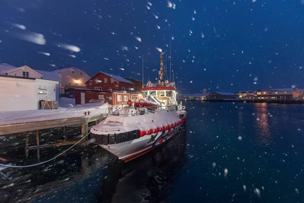 Nevando na aldeia Ballstad no crepúsculo na temporada de inverno, Lofote — Fotografia de Stock