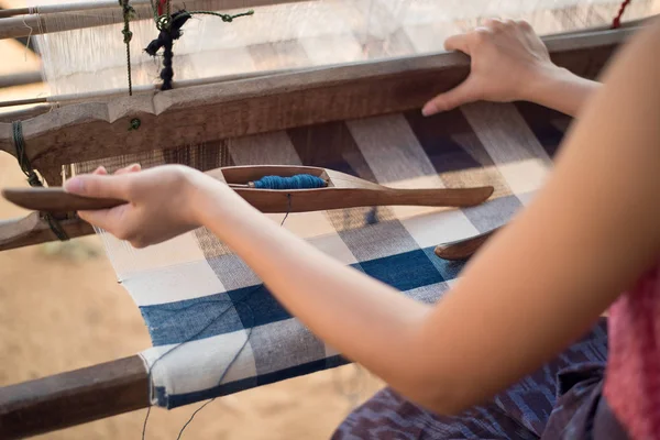 Geleneksel Tay dokuma makinesi ile dokuma kadın elleri — Stok fotoğraf