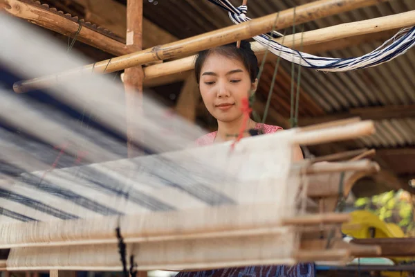 Mujeres jóvenes tejiendo con la tradicional máquina de tejer tailandesa — Foto de Stock