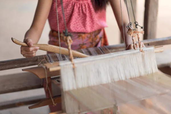 Tejer las manos de las mujeres con la tradicional máquina de tejer tailandesa — Foto de Stock
